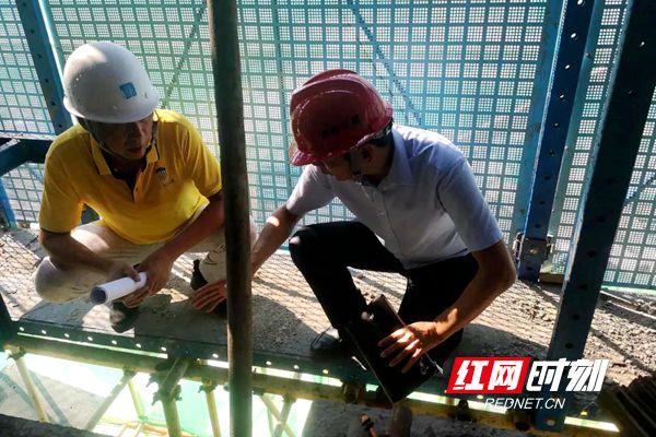 長(zhǎng)沙開(kāi)展附著式升降腳手架施工安全專(zhuān)項(xiàng)檢查 簽發(fā)停工通知書(shū)3份，筑牢高空作業(yè)“安全網(wǎng)”